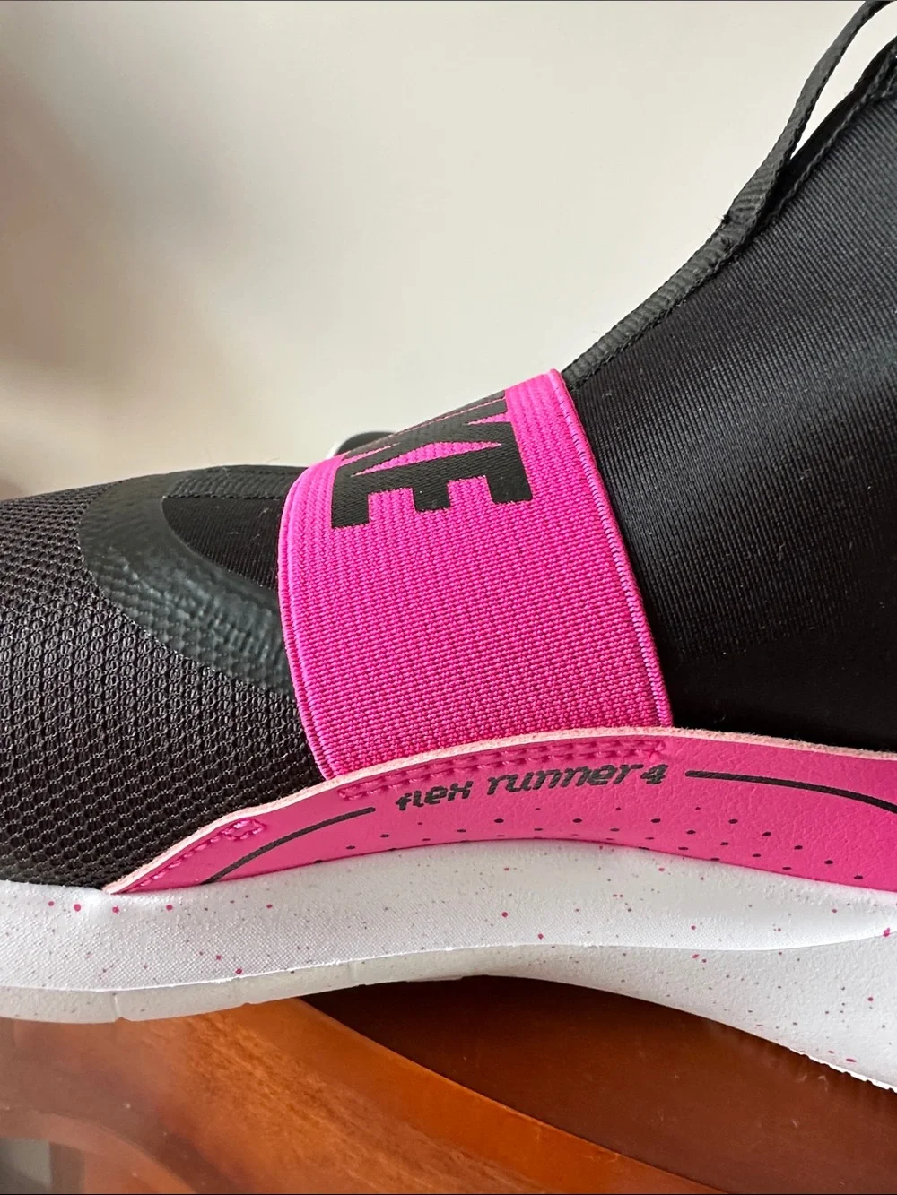 NWOT Nike Kids Black & Hot Pink Slip-On Sneaker 6.5 Y